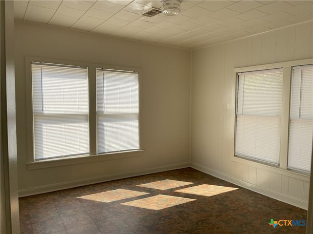 1521 N Hamilton Street, Gonzales, TX 78629