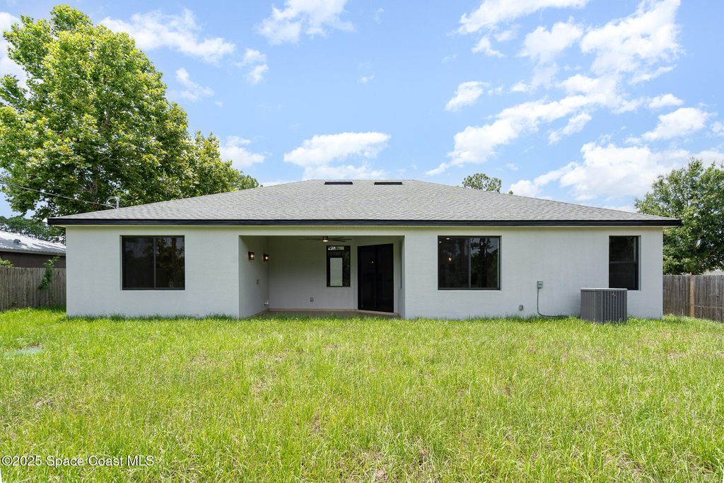 Image 29 of property listing at 825 Tejon Avenue SW, Palm Bay, FL 32908