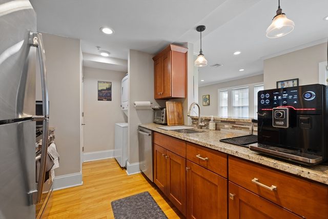 16.5 Holly St 2L, Salem, MA 01970