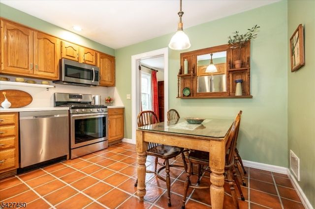 8 Abbington Ter, Glen Rock Boro, NJ 07452