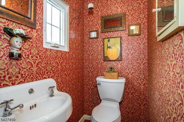 8 Abbington Ter, Glen Rock Boro, NJ 07452