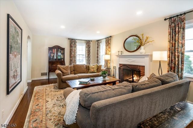 8 Abbington Ter, Glen Rock Boro, NJ 07452