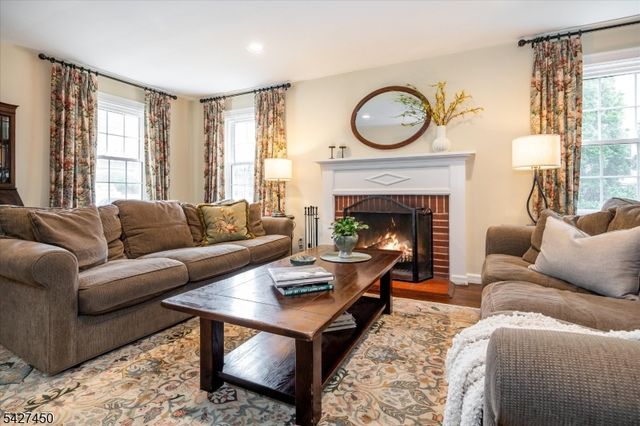 8 Abbington Ter, Glen Rock Boro, NJ 07452