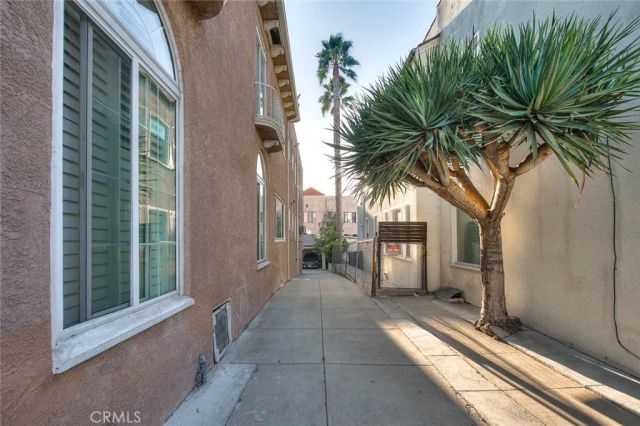 335 N Mariposa Avenue, Los Angeles, CA 90004