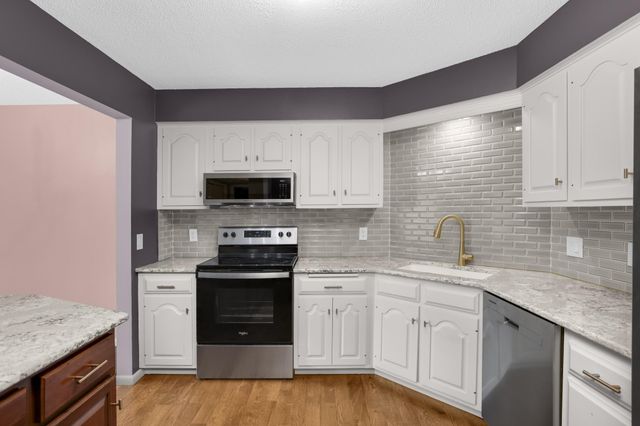 3030 Saint Albans Mill Road 211, Minnetonka, MN 55305