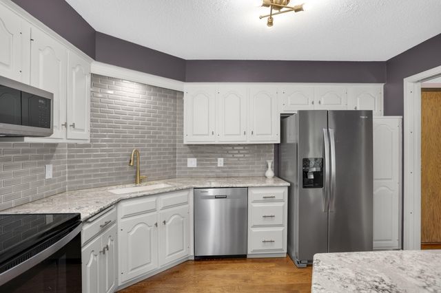 3030 Saint Albans Mill Road 211, Minnetonka, MN 55305