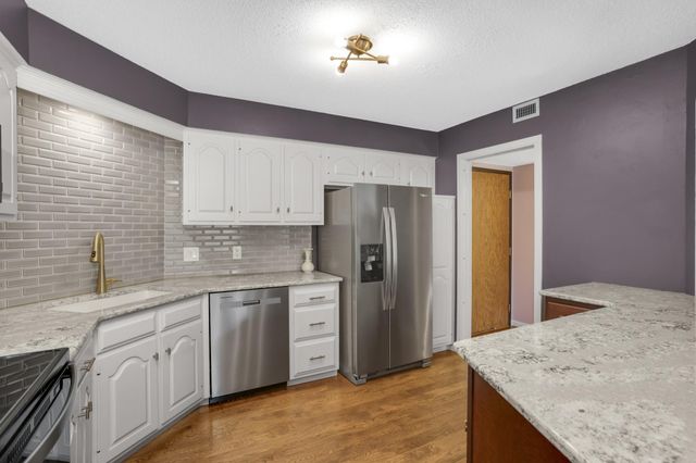 3030 Saint Albans Mill Road 211, Minnetonka, MN 55305