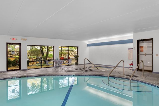 3030 Saint Albans Mill Road 211, Minnetonka, MN 55305