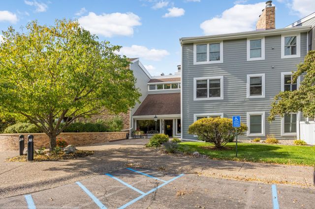 3030 Saint Albans Mill Road 211, Minnetonka, MN 55305