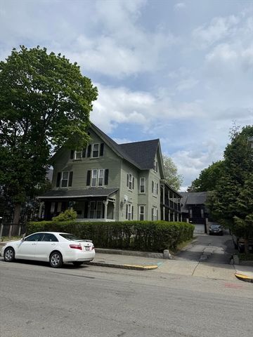 39 Woodland St, Worcester, MA 01610