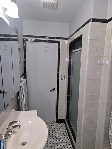 585 Monroe Place, Ridgefield, NJ 07657