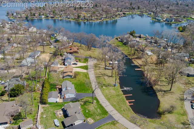 4040 Rollins Avenue, Waterford Charter Township, MI 48329