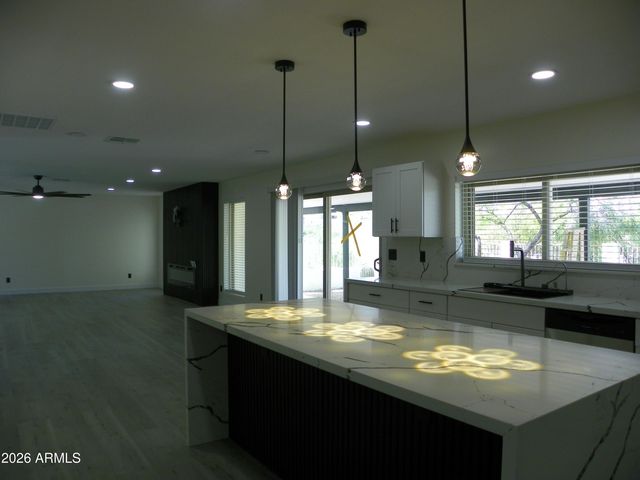 9402 N 18TH Street N, Phoenix, AZ 85020