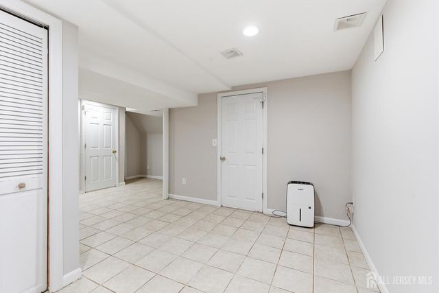 5 McKinley Street, Edison, NJ 08820
