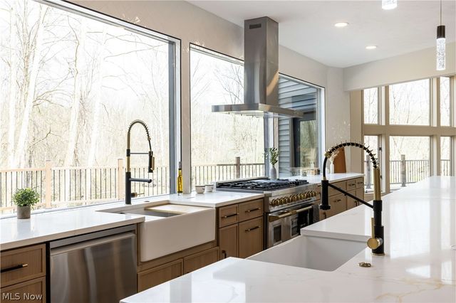 6100 Loch Lomond Court, Solon, OH 44139