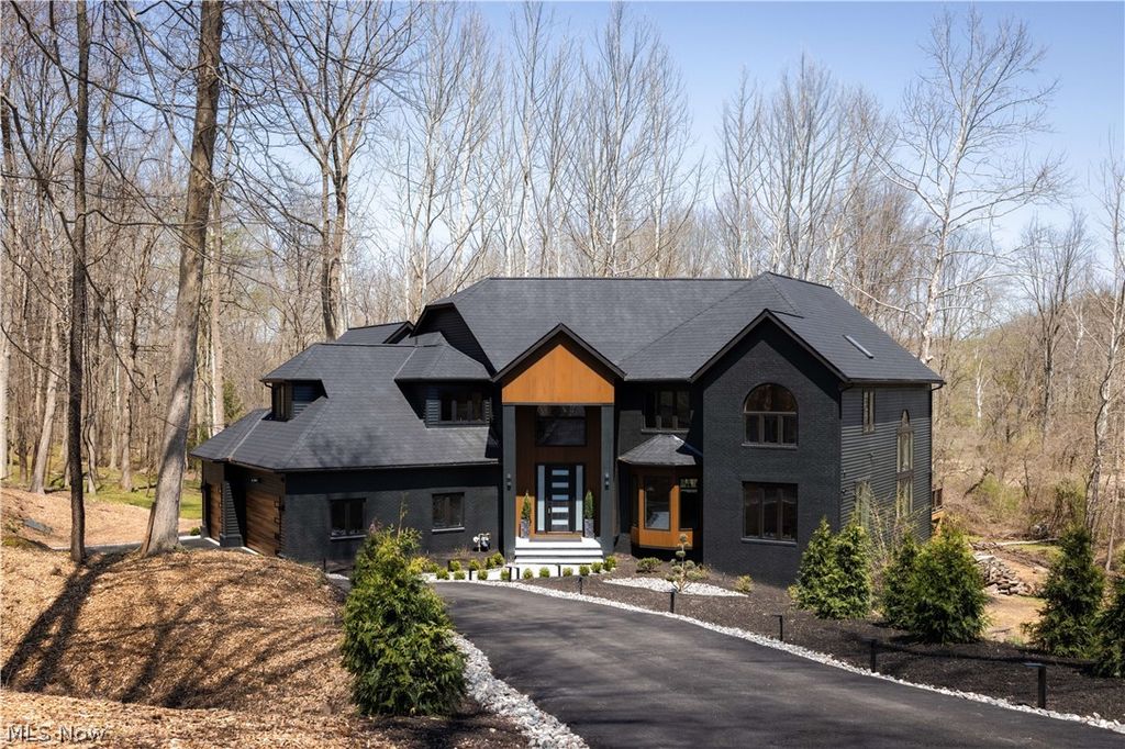 6100 Loch Lomond Court, Solon, OH 44139