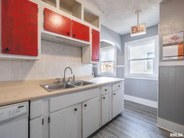 726 W CORRINGTON Avenue, Peoria, IL 61604