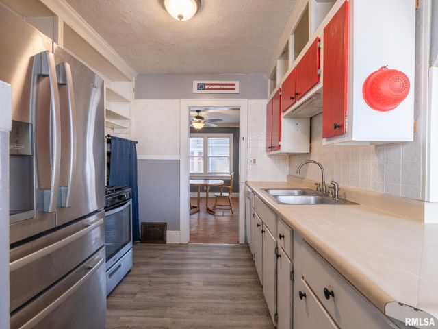 726 W CORRINGTON Avenue, Peoria, IL 61604