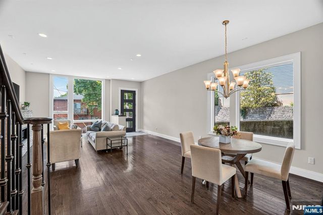 14 Hooks Lane, Edgewater, NJ 07020