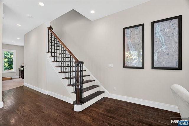 14 Hooks Lane, Edgewater, NJ 07020