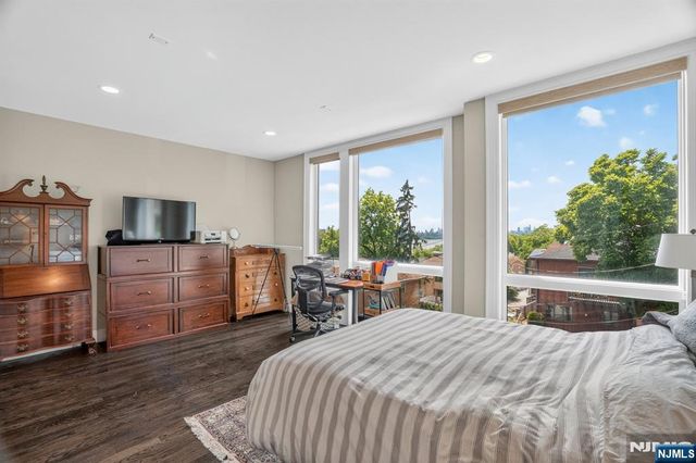 14 Hooks Lane, Edgewater, NJ 07020