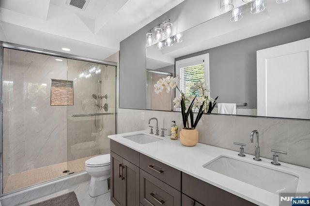 14 Hooks Lane, Edgewater, NJ 07020