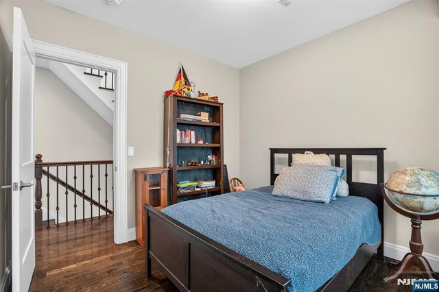 14 Hooks Lane, Edgewater, NJ 07020