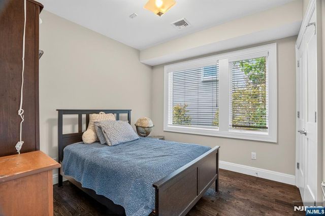 14 Hooks Lane, Edgewater, NJ 07020