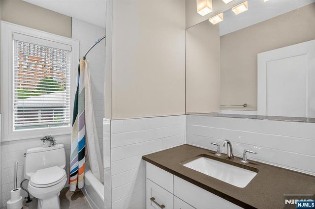 14 Hooks Lane, Edgewater, NJ 07020