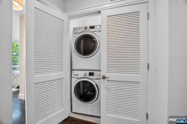 14 Hooks Lane, Edgewater, NJ 07020