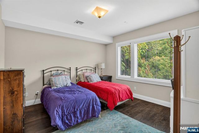 14 Hooks Lane, Edgewater, NJ 07020