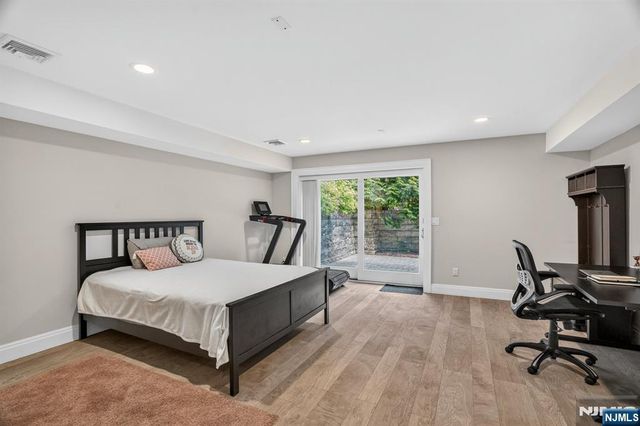 14 Hooks Lane, Edgewater, NJ 07020