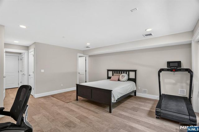 14 Hooks Lane, Edgewater, NJ 07020