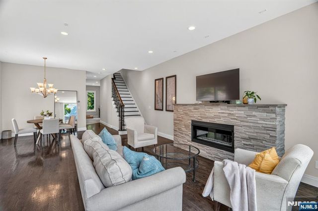14 Hooks Lane, Edgewater, NJ 07020