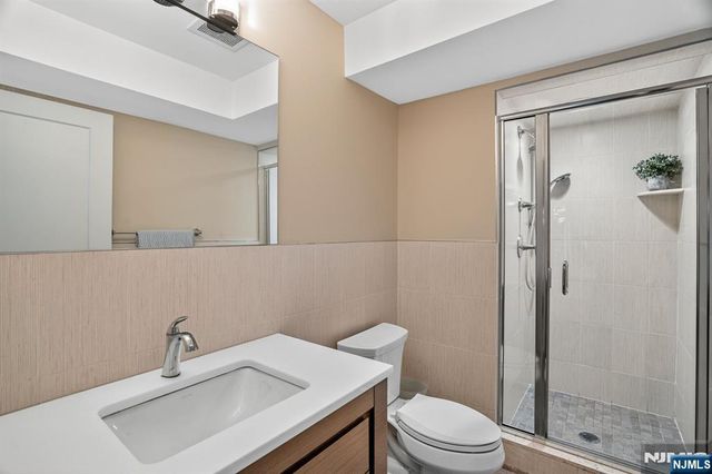 14 Hooks Lane, Edgewater, NJ 07020