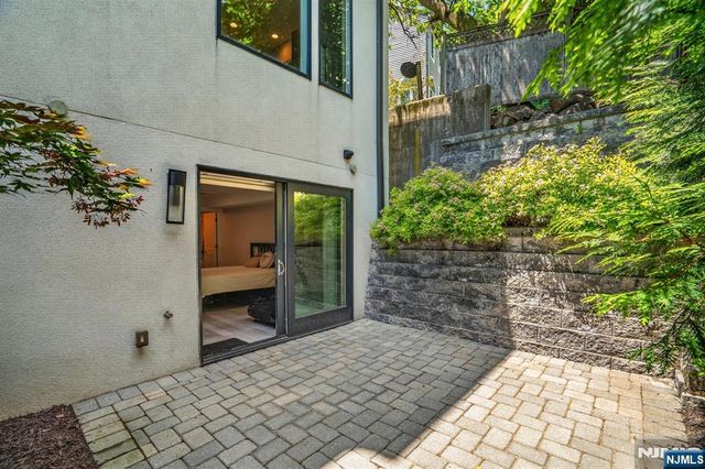 14 Hooks Lane, Edgewater, NJ 07020