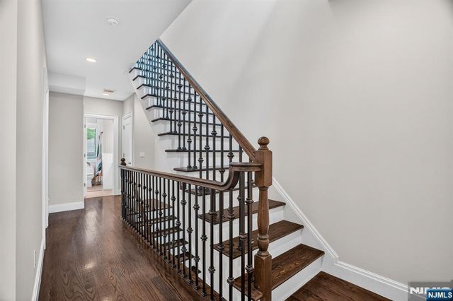 14 Hooks Lane, Edgewater, NJ 07020