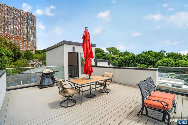 14 Hooks Lane, Edgewater, NJ 07020