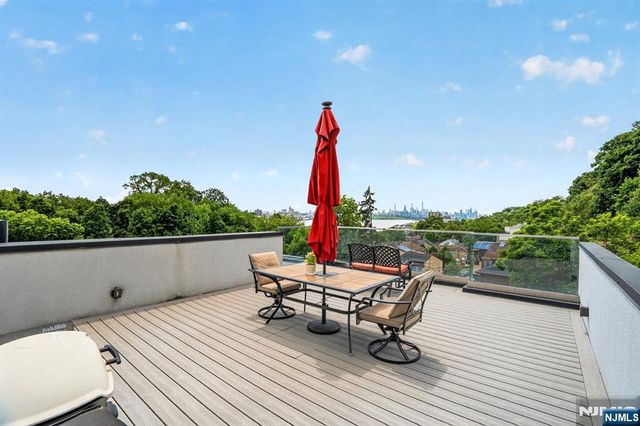 14 Hooks Lane, Edgewater, NJ 07020
