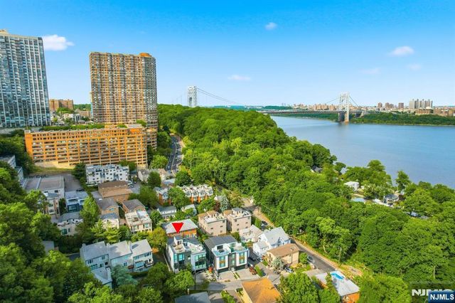 14 Hooks Lane, Edgewater, NJ 07020