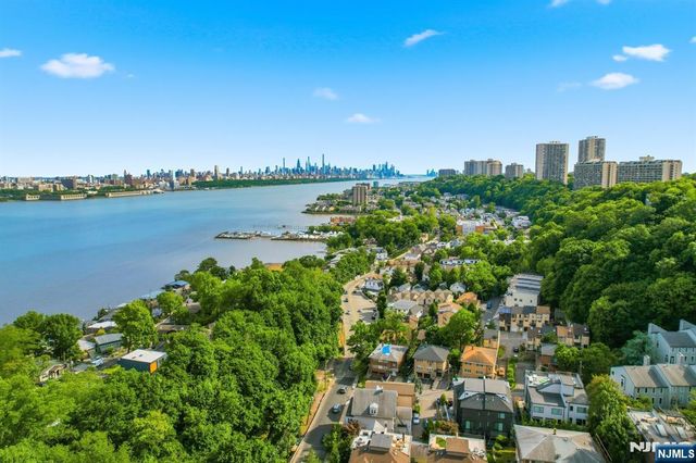 14 Hooks Lane, Edgewater, NJ 07020