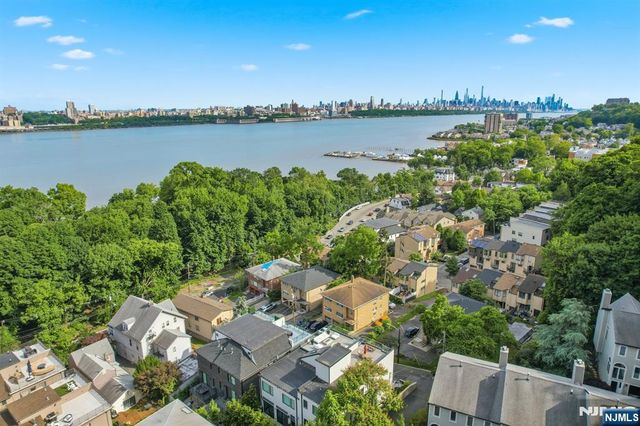 14 Hooks Lane, Edgewater, NJ 07020