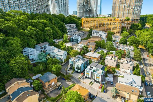 14 Hooks Lane, Edgewater, NJ 07020