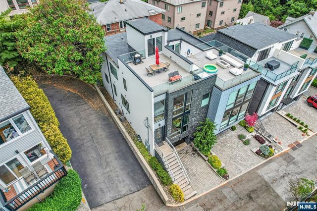 14 Hooks Lane, Edgewater, NJ 07020