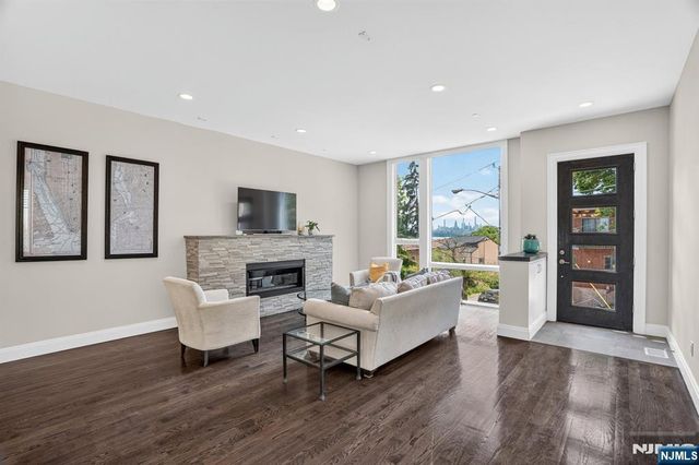 14 Hooks Lane, Edgewater, NJ 07020