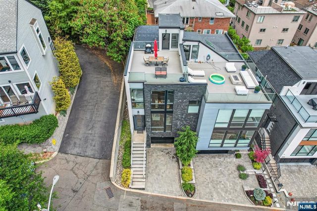 14 Hooks Lane, Edgewater, NJ 07020