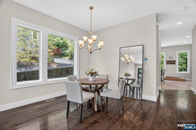 14 Hooks Lane, Edgewater, NJ 07020