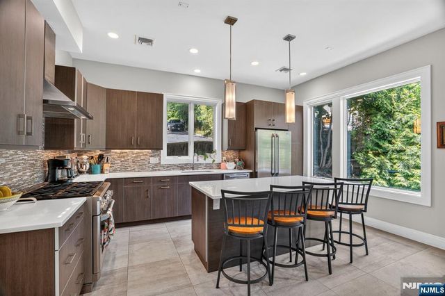 14 Hooks Lane, Edgewater, NJ 07020