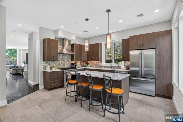 14 Hooks Lane, Edgewater, NJ 07020