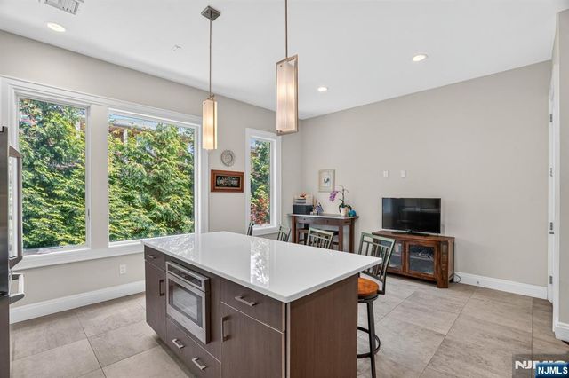 14 Hooks Lane, Edgewater, NJ 07020